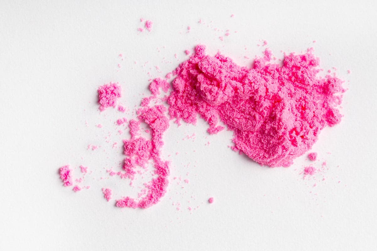Neste verão há MDMA mais forte e pós cor-de-rosa imprevisíveis na pista, e a testagem é o que permite lê-los