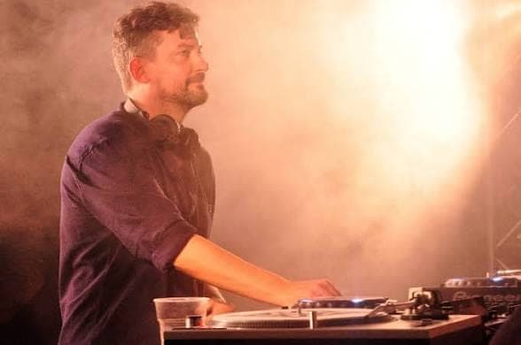 Bonobo anuncia o novo álbum Distance In Static, com o single voltado para a pista «Me and You», e sugere que pode ser o último nesta forma