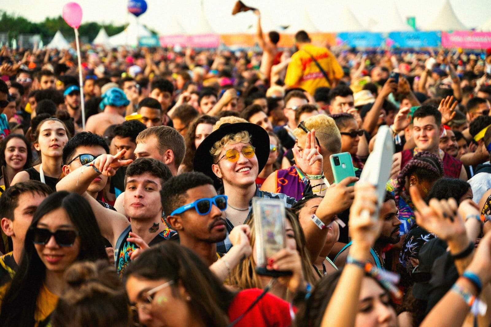 Un'ondata di caldo record ha appena cancellato un intero weekend di festival europei. Il modello all'aperto ha un problema.