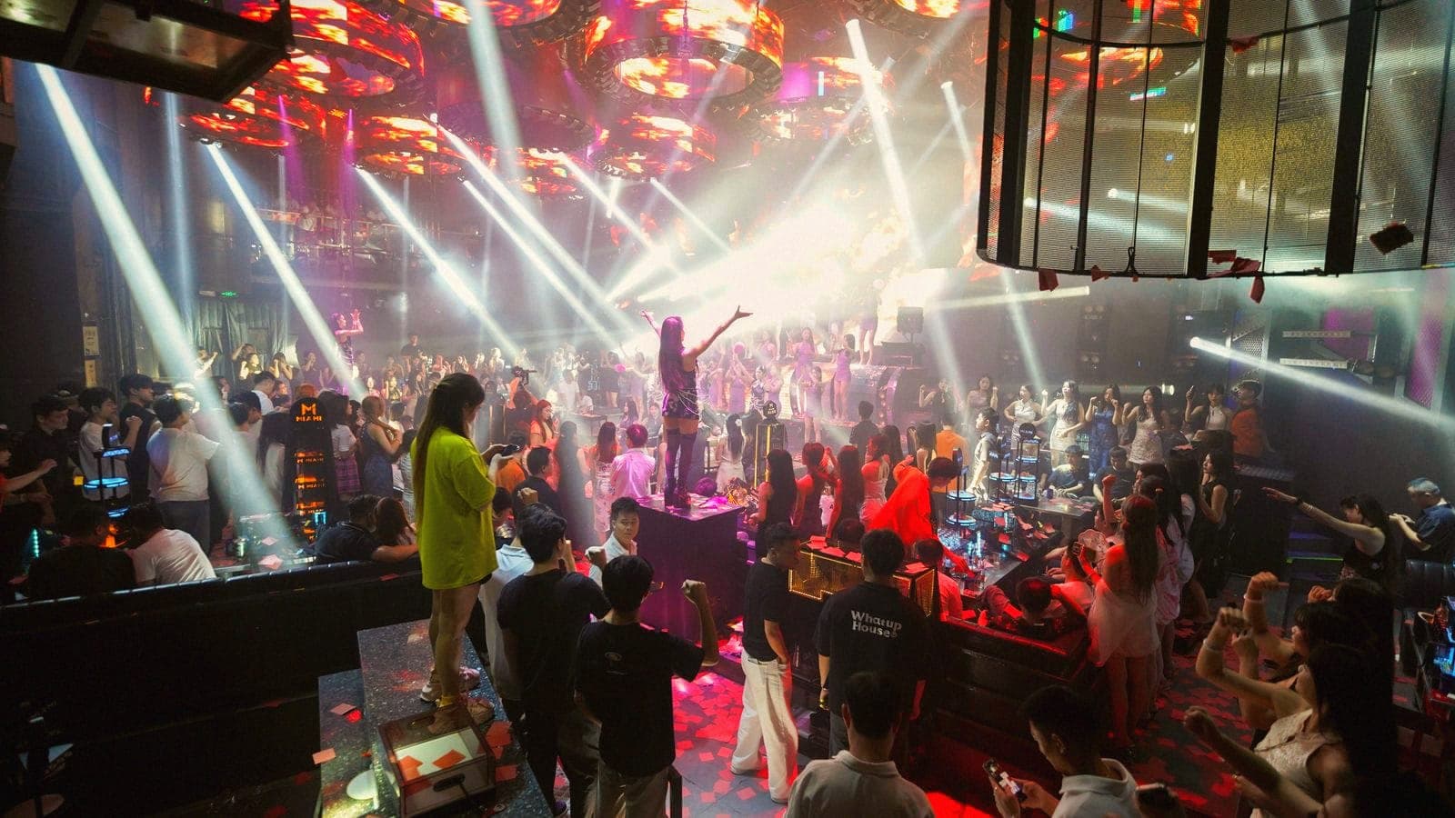 Le piège de la tête d'affiche : comment l'envolée des cachets de DJ ferme en silence les clubs qui ont fait la scène