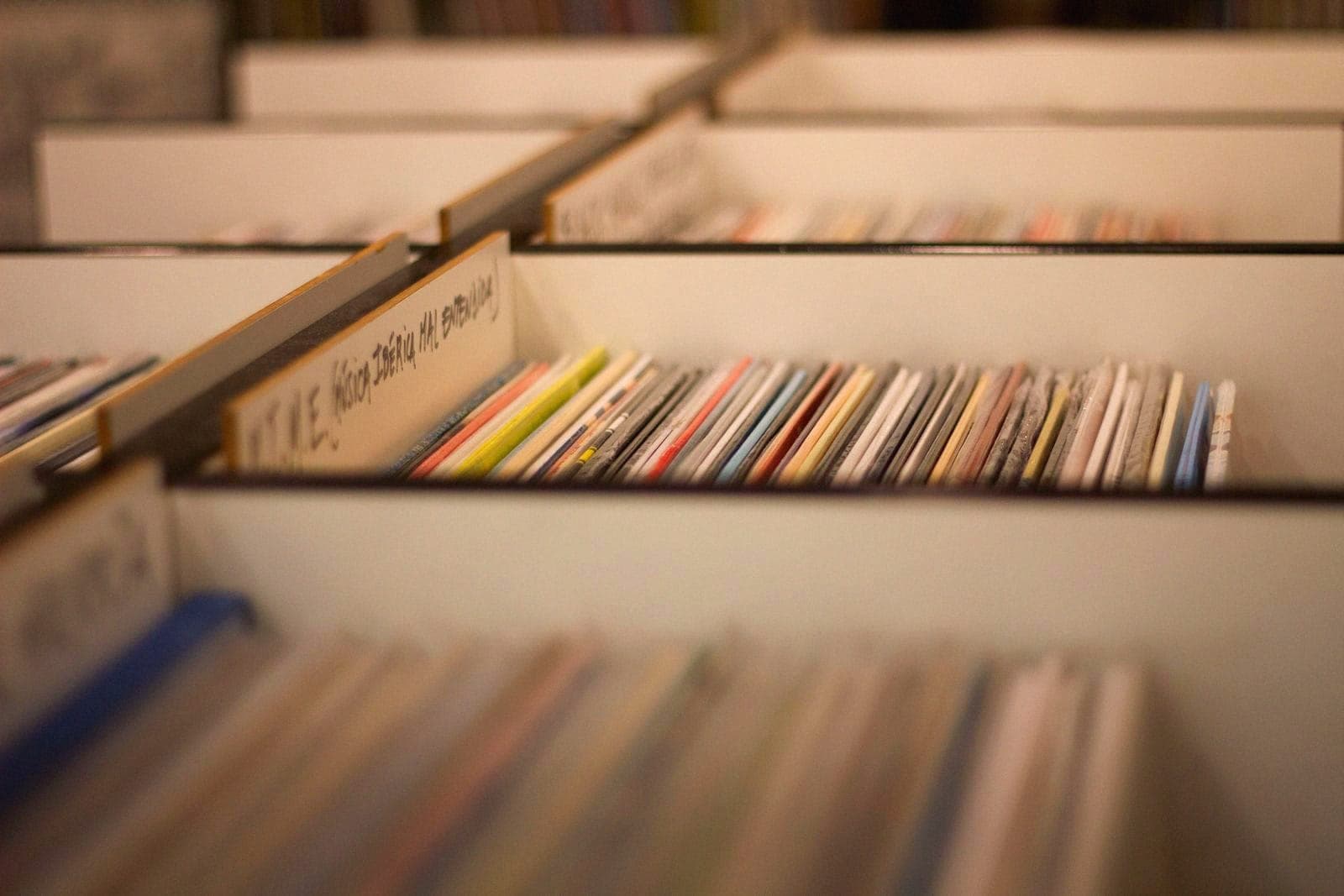 Le vinyle a passé le milliard de dollars en 2025. Les disques qu'on écoute ne sont pas ceux qui se vendent.