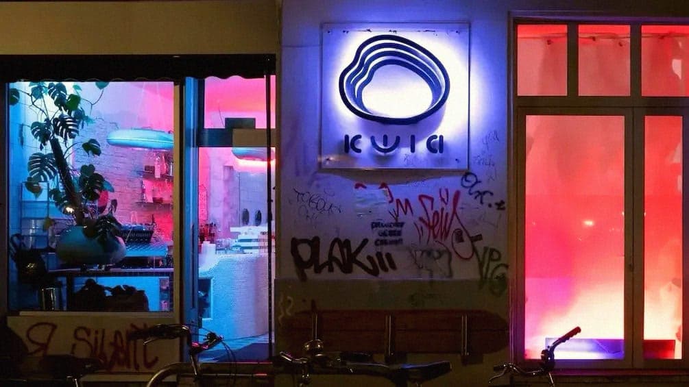 Kwia le Enseñó a Berlín a Escuchar en Vez de Ravear. El Alquiler le Acaba de Enseñar Otra Lección.
