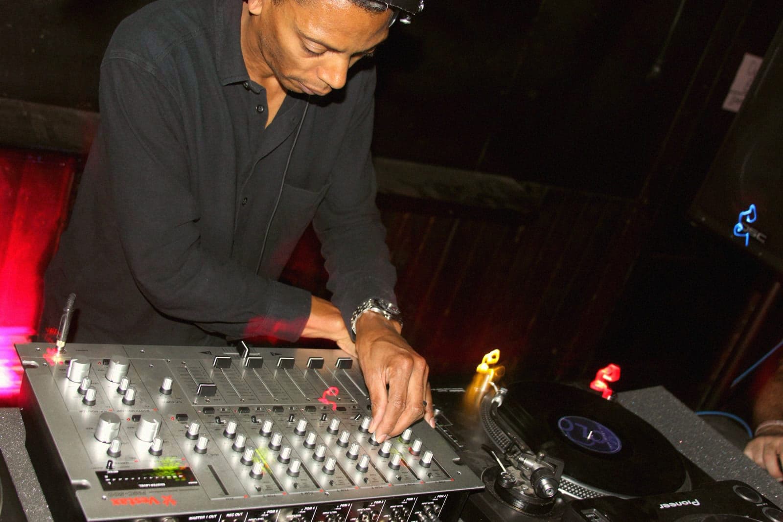 fabric lascia il suo scantinato. Di giorno, sotto un'autostrada, con Jeff Mills.