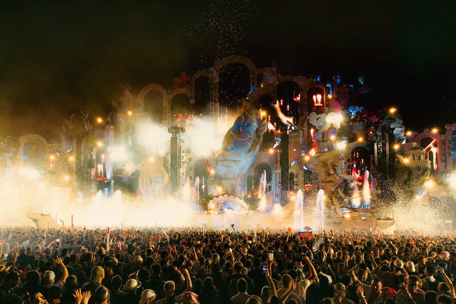 I fan di Tomorrowland non hanno solo perso soldi con i biglietti falsi. Hanno consegnato i loro dati biometrici.