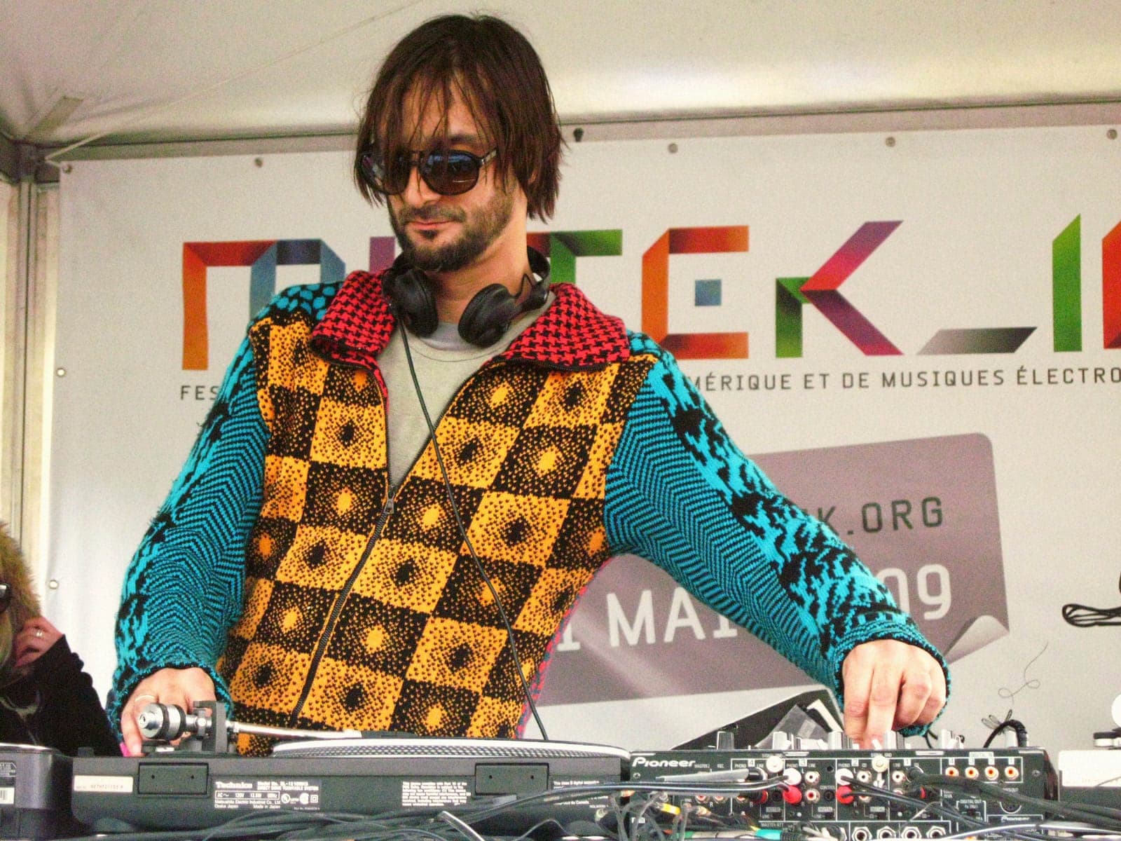 Ricardo Villalobos no va a subir su nuevo single a streaming. Lo va a prensar.