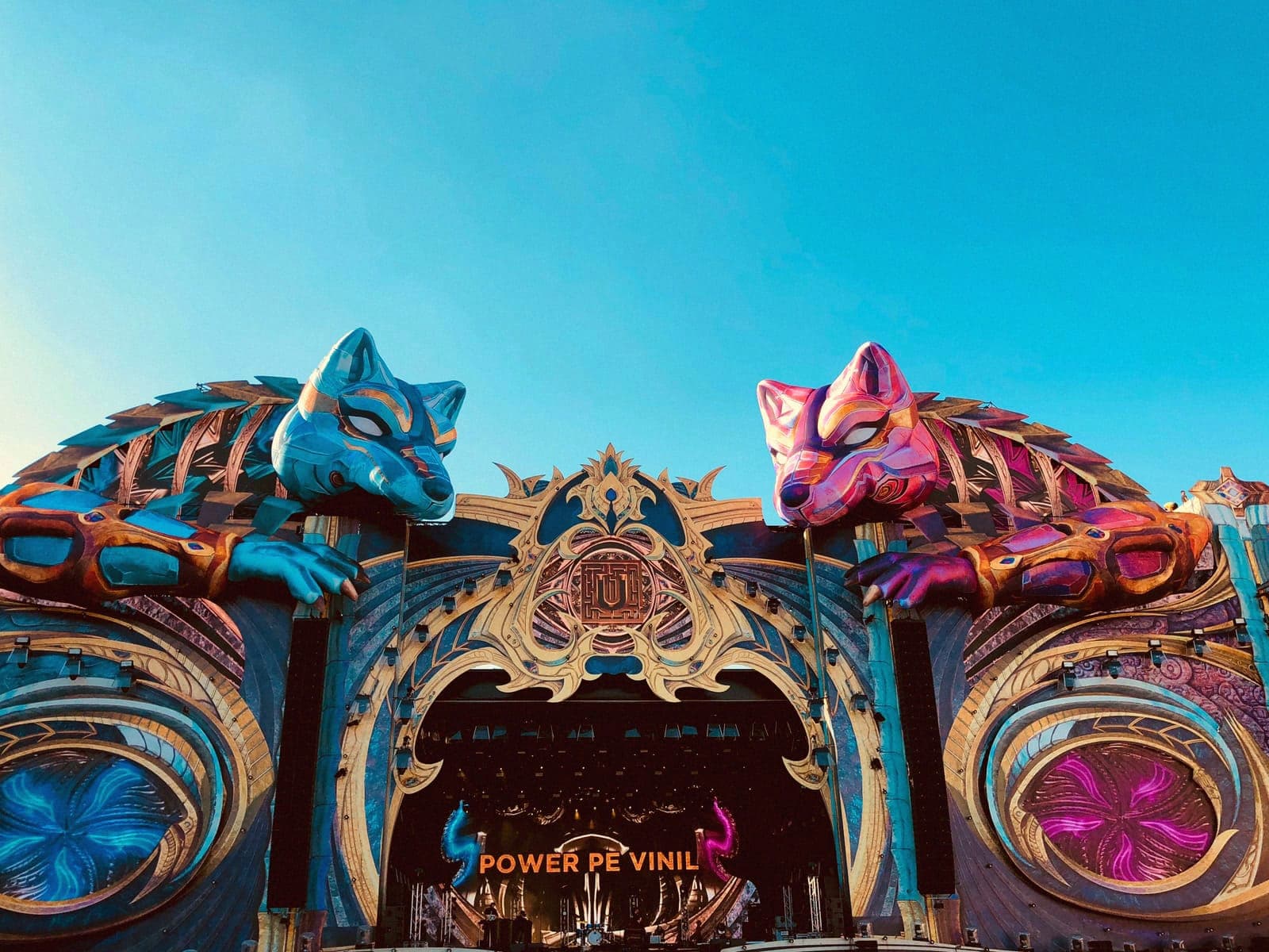 Beim UNTOLD bucht dasselbe Bändchen, das dich zu Carl Cox reinlässt, auch einen Termin zur Brustuntersuchung
