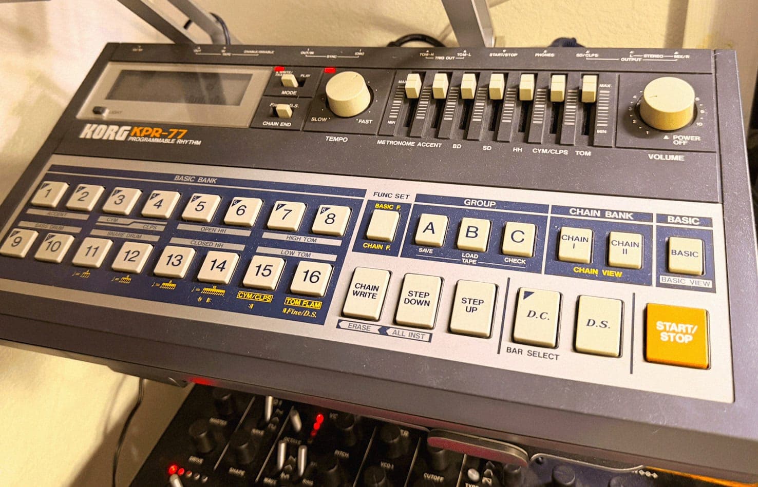 Ha perso contro la TR-606 nel 1980. Ora torna per un dollaro.