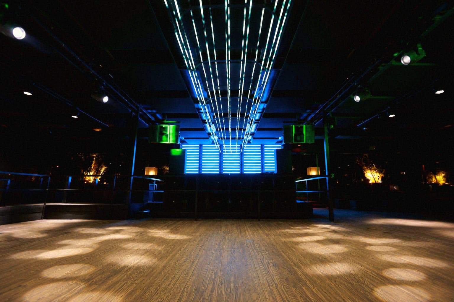 O K Urban Beach Club de Lisboa queria soar como a Amnesia de Ibiza. Doze subwoofers depois, conseguiu.