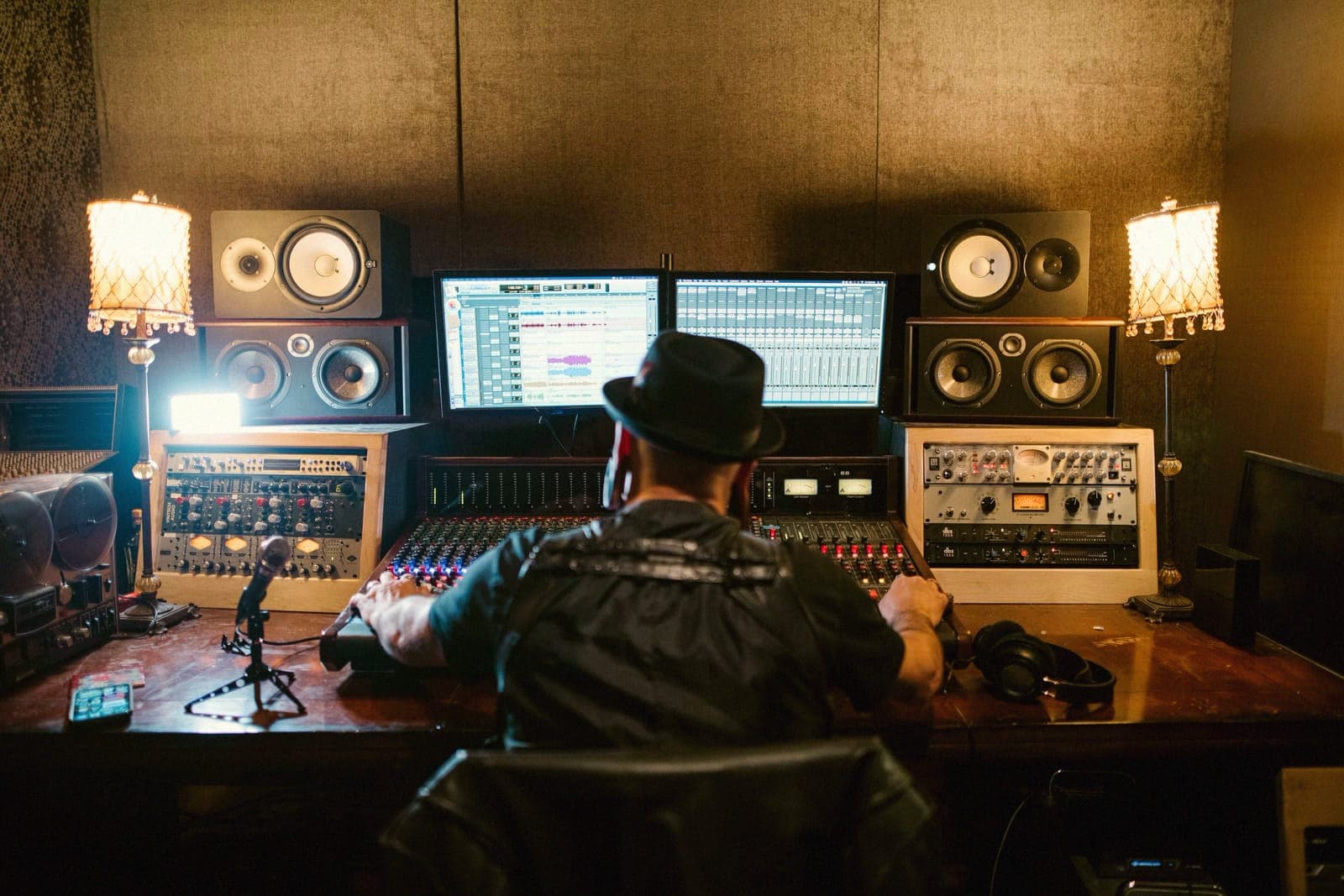 Universal Music Group Demanda a Suno. Y Acaba de Firmar un Acuerdo con ElevenLabs.