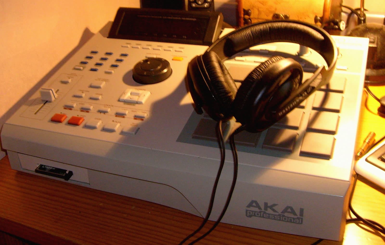 A Akai abandonou esses samplers há décadas. Dois desconhecidos, não.
