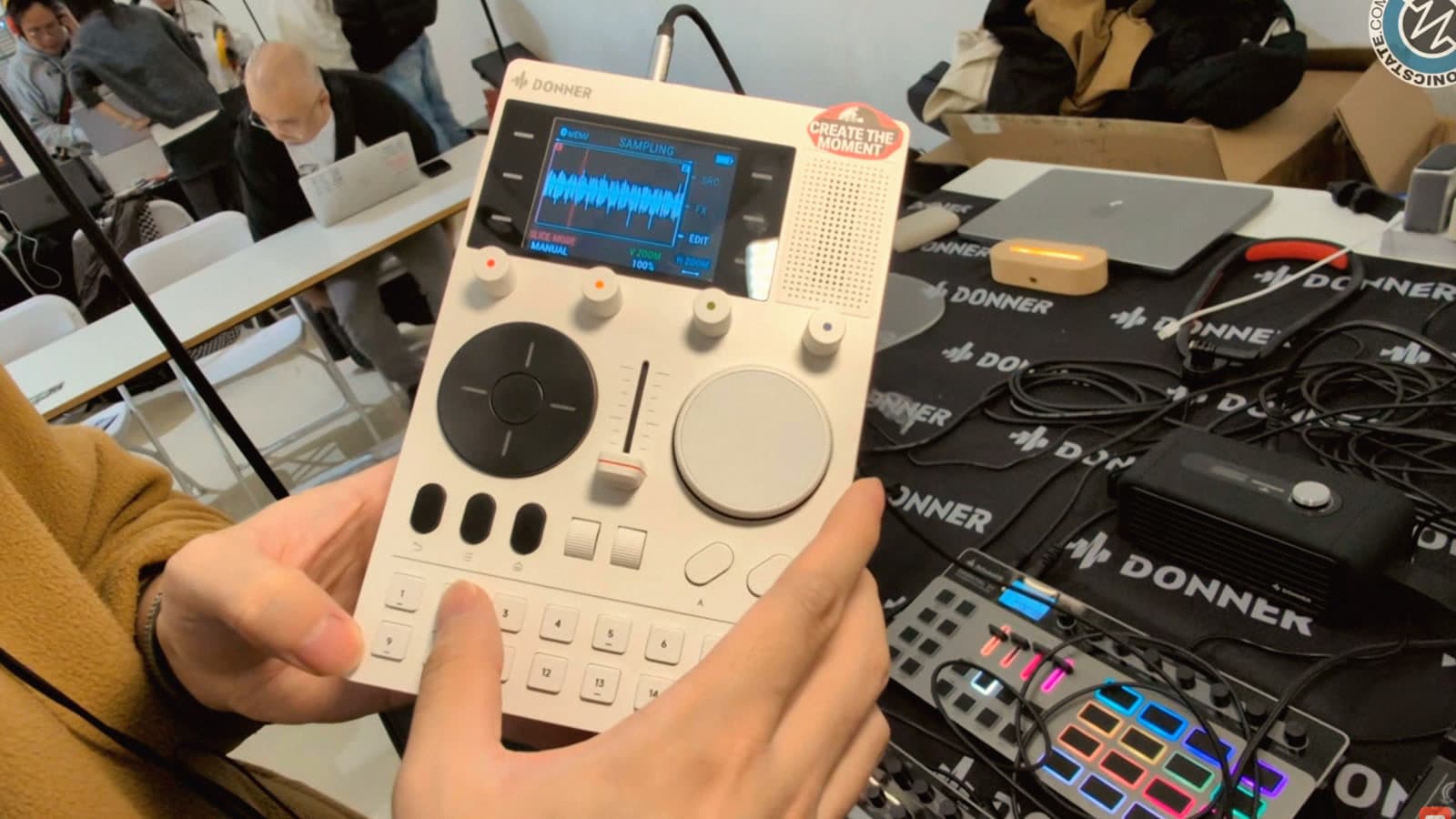 Donner Zeigt einen OP-1-Rivalen, der Wie ein Tonband Sampelt. Er Kommt Erst 2027