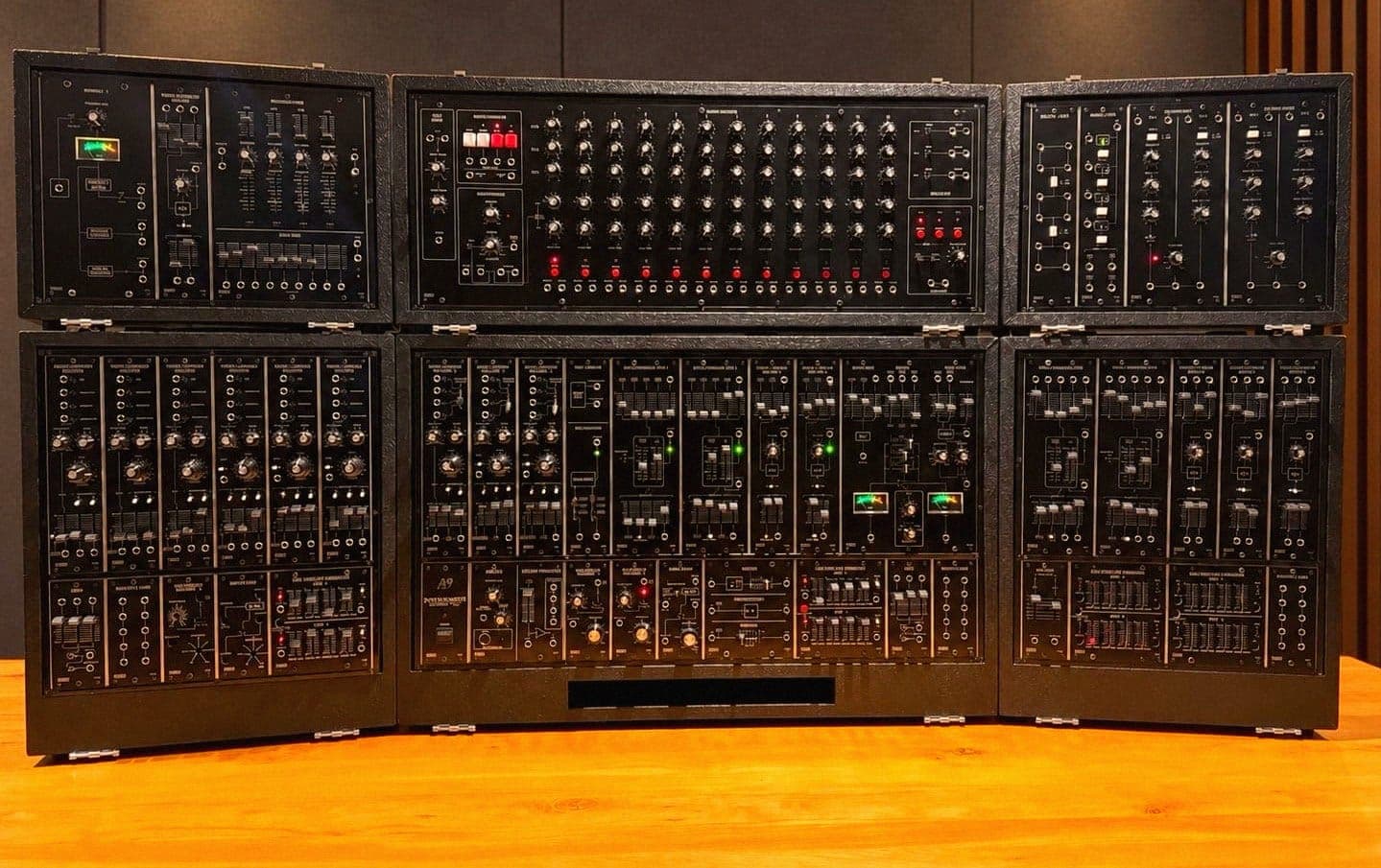 Ein 50 Jahre alter Synth, den man gebraucht nicht unter 150.000 Euro bekommt, hat endlich einen schaltungsgetreuen Zwilling