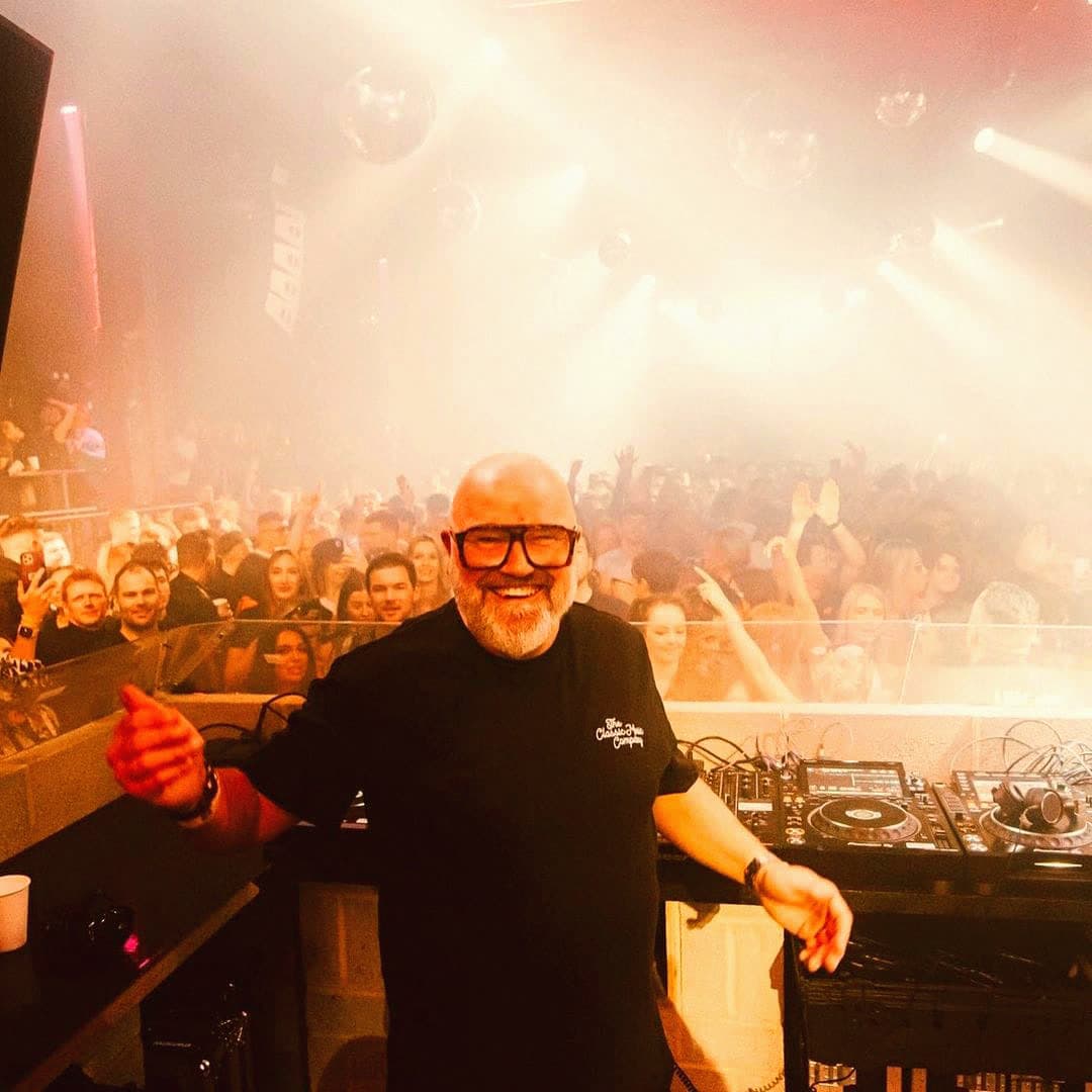 Simon Dunmore hat Defected Records verkauft. Vier Jahre später kauft er sich über Instagram zurück in die House-Szene.