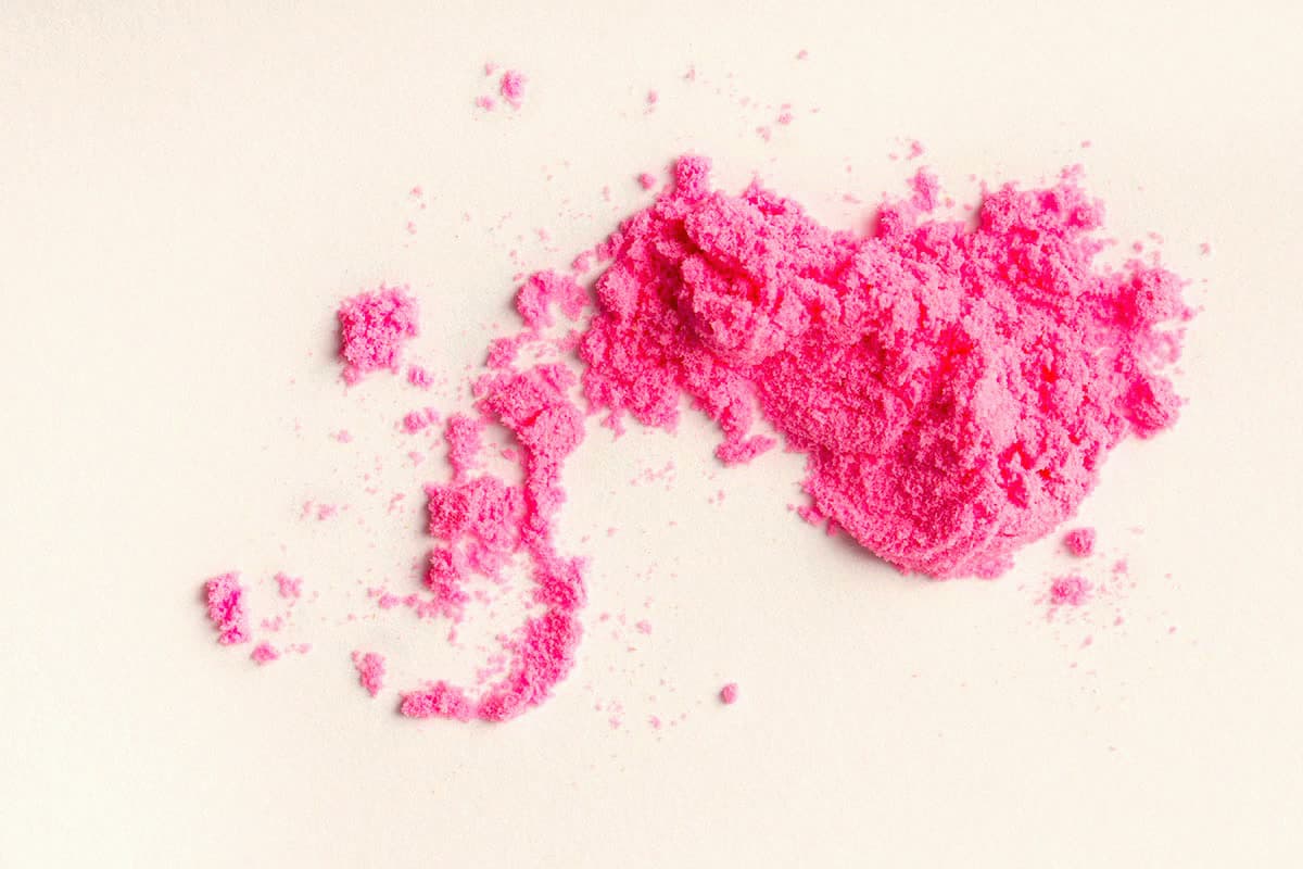 Neste verão há MDMA mais forte e pós cor-de-rosa imprevisíveis na pista, e a testagem é o que permite lê-los