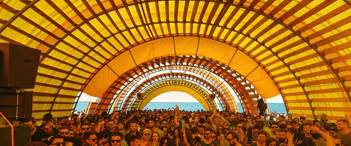 Intervista esclusiva: Alexa, stratega creativa e booker di Sunwaves, sul passaggio dalla Romania a Ibiza con l'autenticità al posto dell'hype