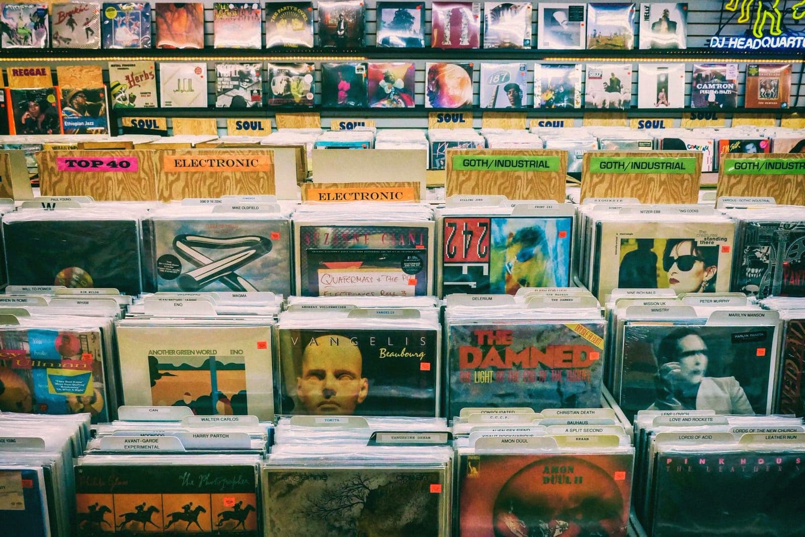 Le vinyle a passé le milliard de dollars en 2025. L'underground qui l'a sauvé se fait pousser hors des presses.