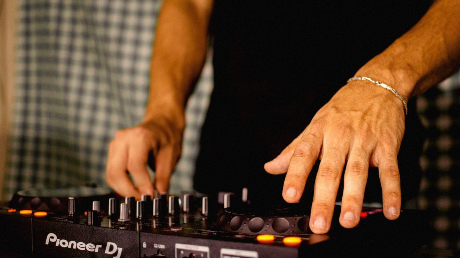 Dejar sonar un tema es lo más difícil del DJing. La economía del clip lo está matando.