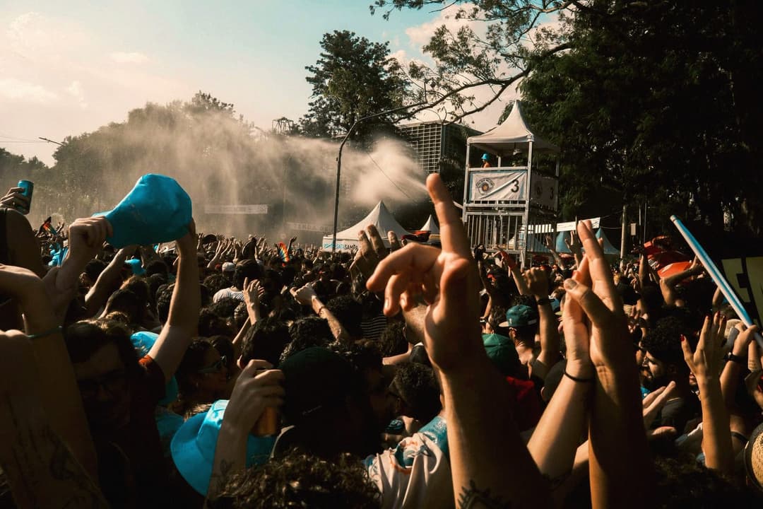 Una multitud de festival moviéndose como un solo cuerpo, horas después de empezar el set