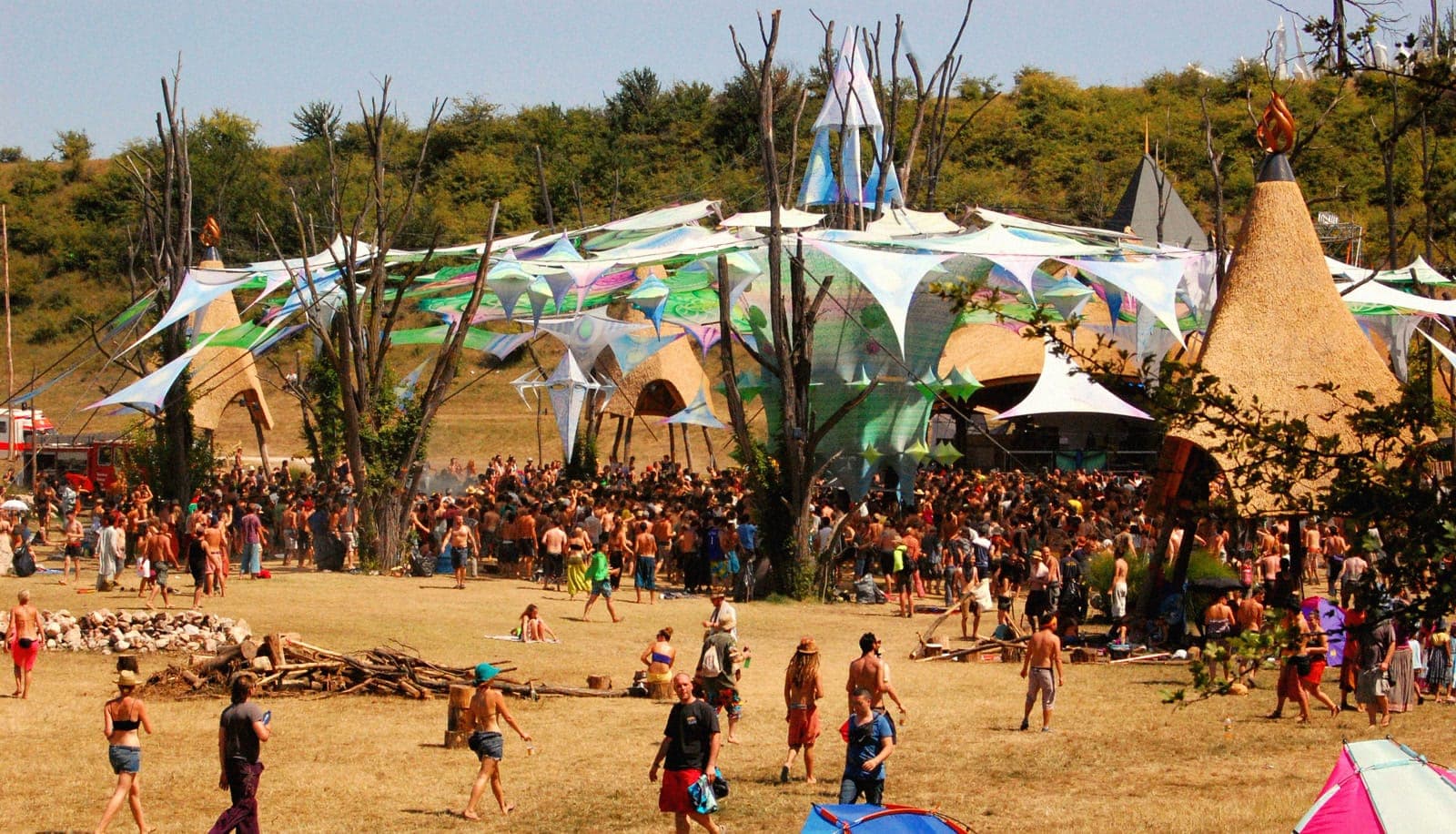 Zwei Menschen starben an einem einzigen Tag beim Ozora Festival. Die Musik stoppte um Mitternacht.