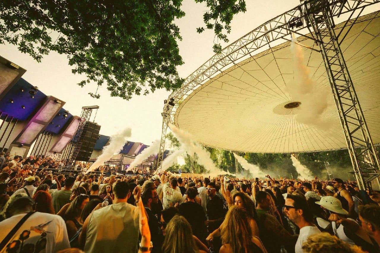 Amsterdam pone las cosas brutalmente difíciles para montar una rave. Loveland acaba de cumplir 31 años igual.