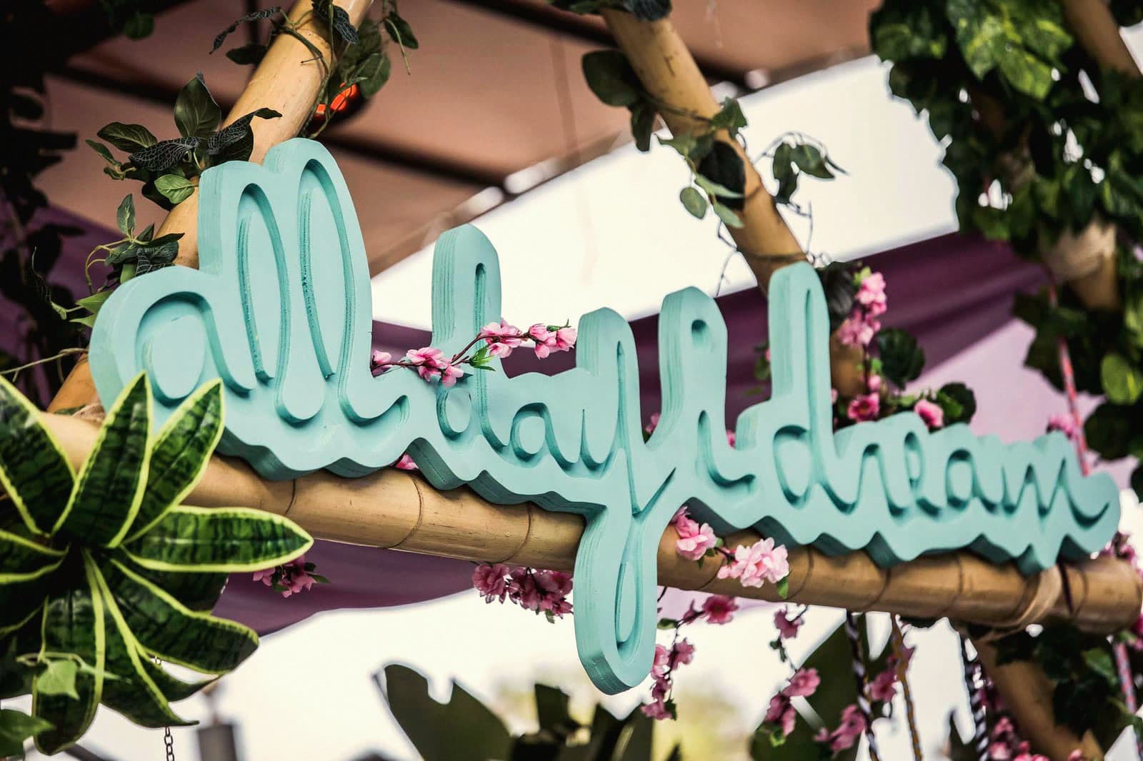 Da un tetto di Brooklyn a due giardini di Ibiza: come All Day I Dream ha trasformato le emozioni diurne nel marchio piu imitato dell'organic house, a quindici anni