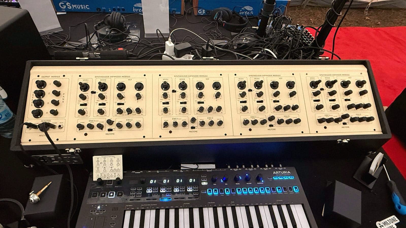 Uma oficina francesa reconstruiu o Oberheim Four Voice do zero, e custa o preço de um carro