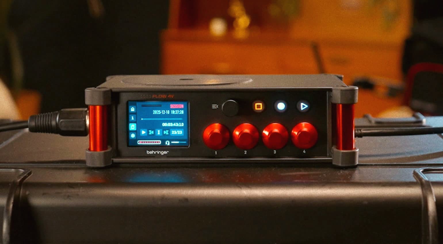 Los grabadores profesionales arrancan en 600 dólares. El nuevo Behringer cuesta 269 euros y también sustituye tu multipar.