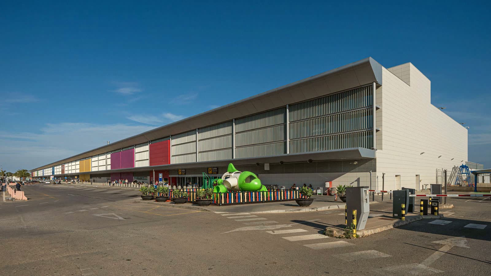 Ibizas Lizenzierte Clubs Werfen dem Flughafen Vor, Eine Eigene Disco zu Planen. Der Flughafen Kontert: Beweist Es.