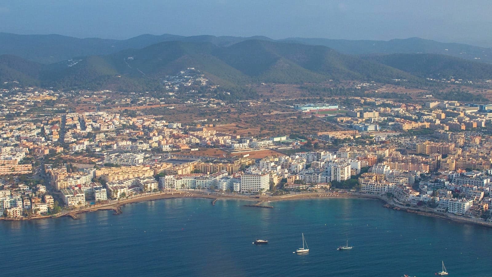 Ibizas Strände sind mitten im August leer. Das Geld ging direkt in den Club.
