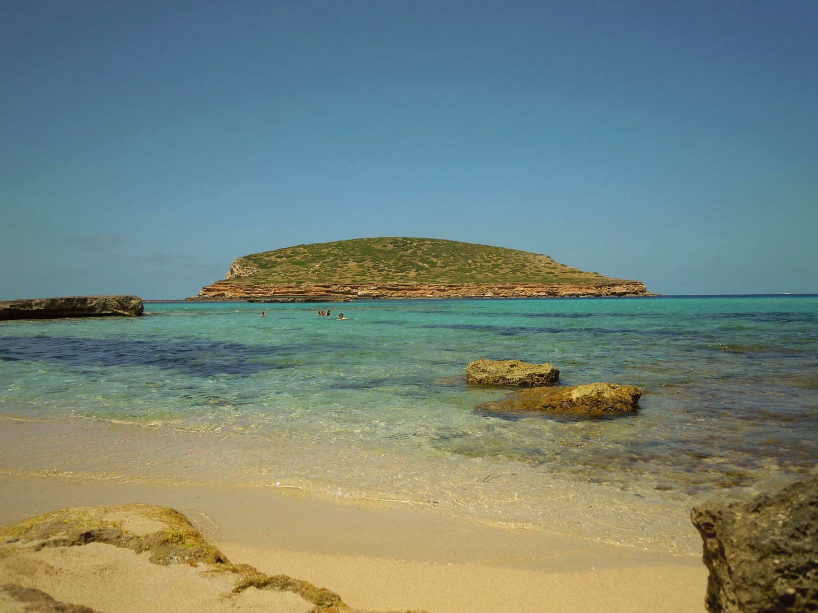 Em Ibiza, as discotecas sao fiscalizadas pelo som. Os barcos festa so precisam largar a ancora.