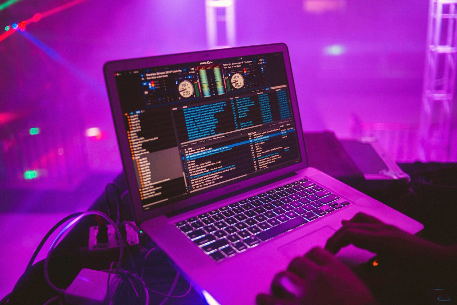 18 Vertriebe haben sich gegen Streaming-Betrug verpflichtet. DistroKid, TuneCore und UnitedMasters fehlten.