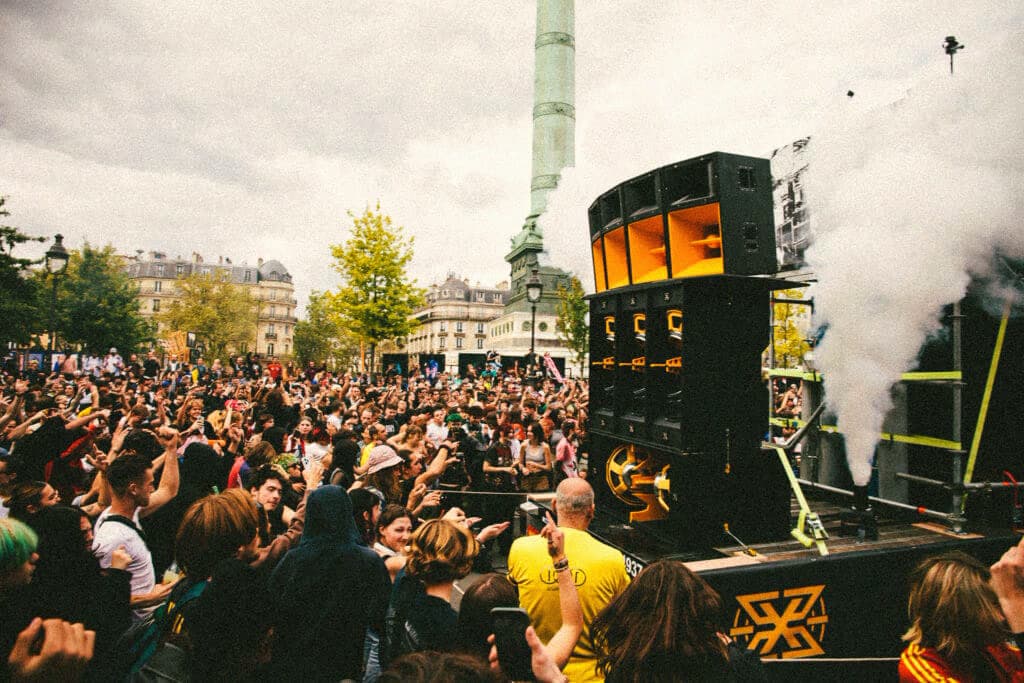 A França agora pode prender quem dança numa free party. 350 mil pessoas foram às ruas responder.