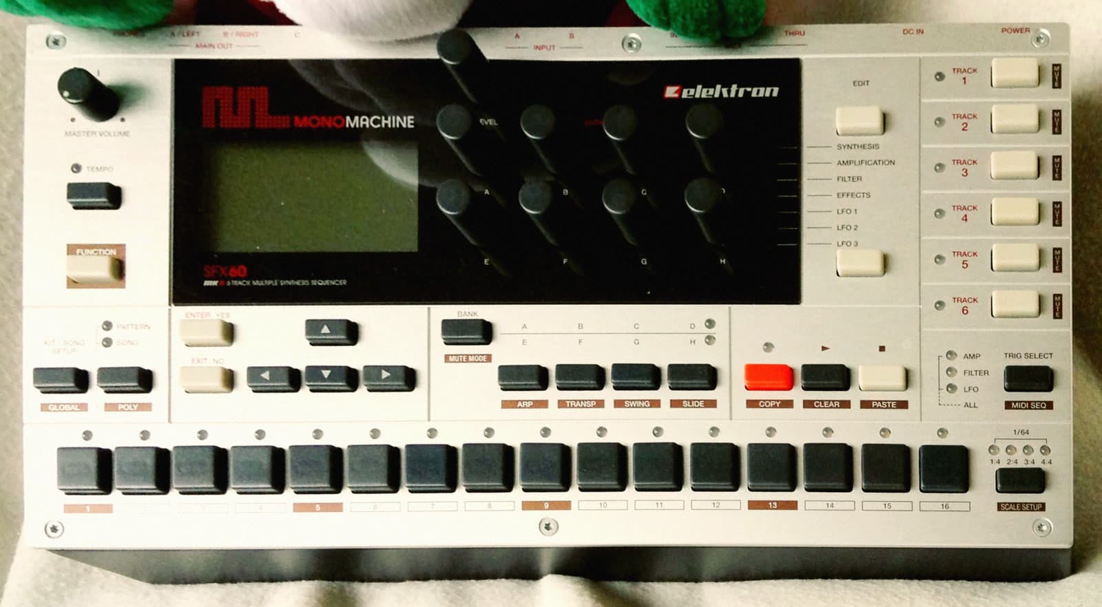 Die Elektron Monomachine war nie billig oder leicht zu bekommen. Jetzt laufen ihre echten Klangmaschinen kostenlos in deiner DAW.