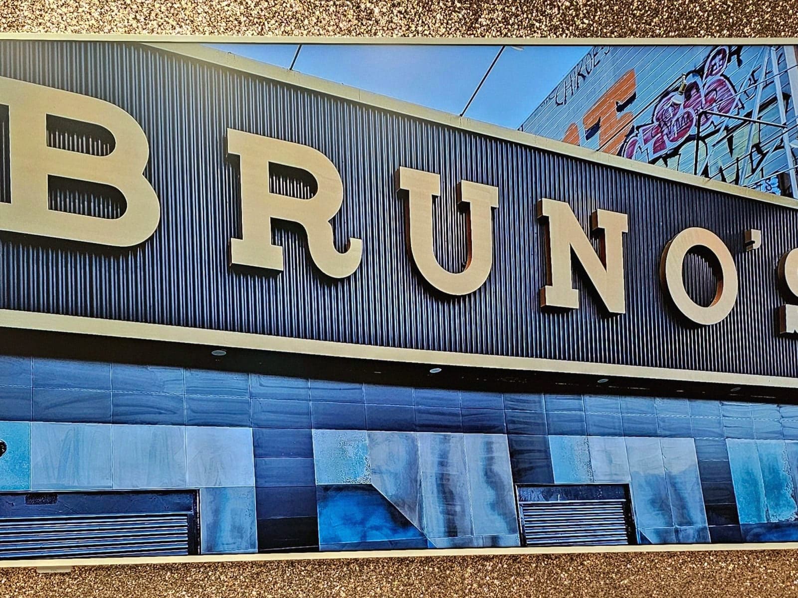 Eine verrammelte Ladenfront im Mission District hat Covid, sechs Jahre Schließung und San Franciscos Lizenzbürokratie überstanden. Bruno's öffnet dieses Wochenende wieder.
