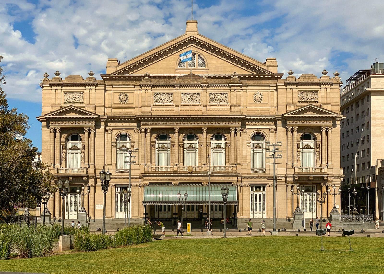 Experimentelle elektronische Musik lebte in Lagerhallen. In Buenos Aires wohnt sie im Opernhaus.