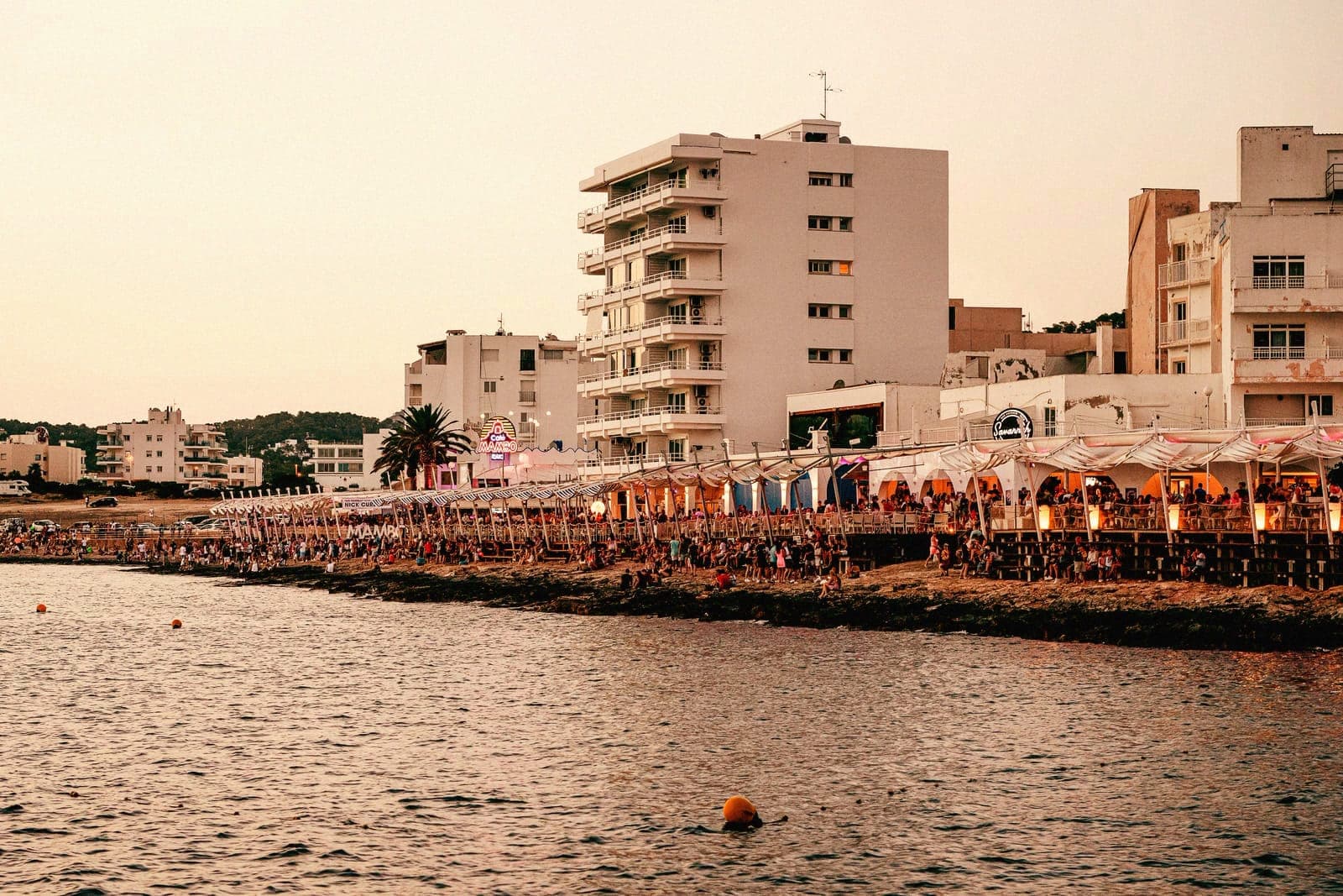 Las macrodiscotecas de Ibiza ganan tanto que los bares del puerto están perdiendo dinero