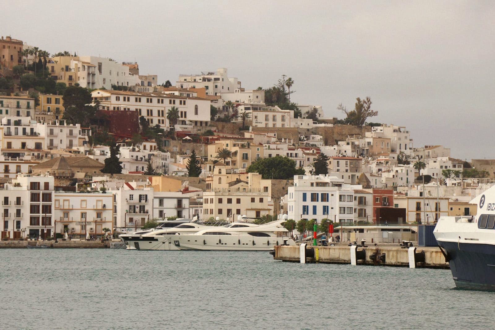 Ibiza Suspendeu a Licença do Hotel Corso. A Construtora Continuou a Construir Mesmo Assim.