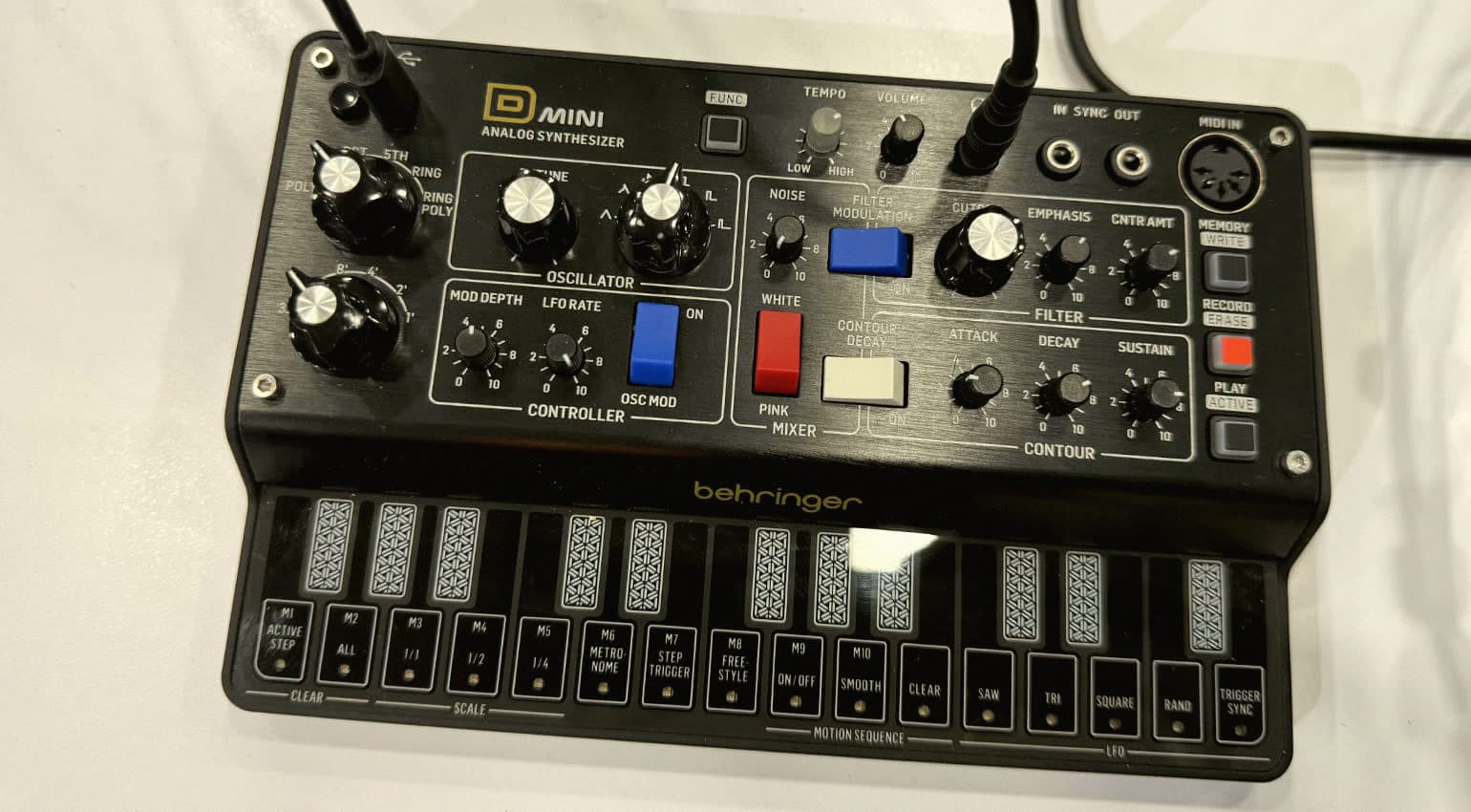 El D Mini de Behringer mete una voz de Model D en tu bolsillo por 99 euros