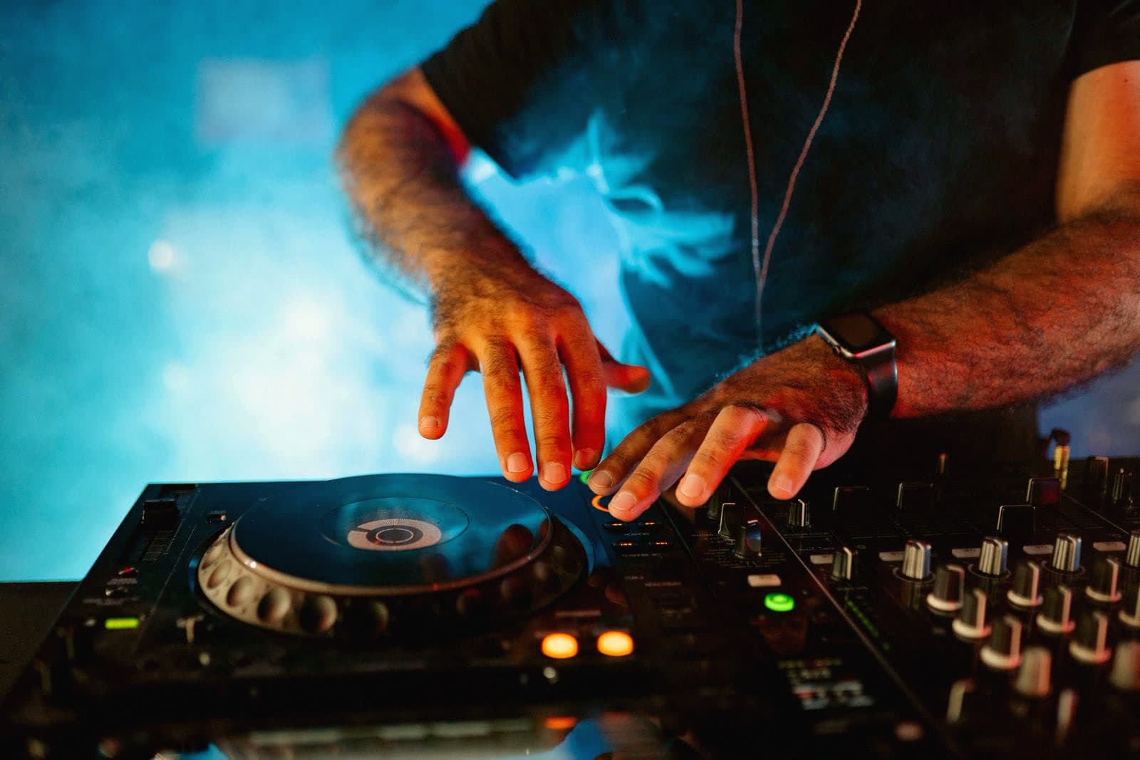 "Como ser DJ" é o trabalho dos sonhos mais pesquisado. Mas quem realmente consegue viver disso?