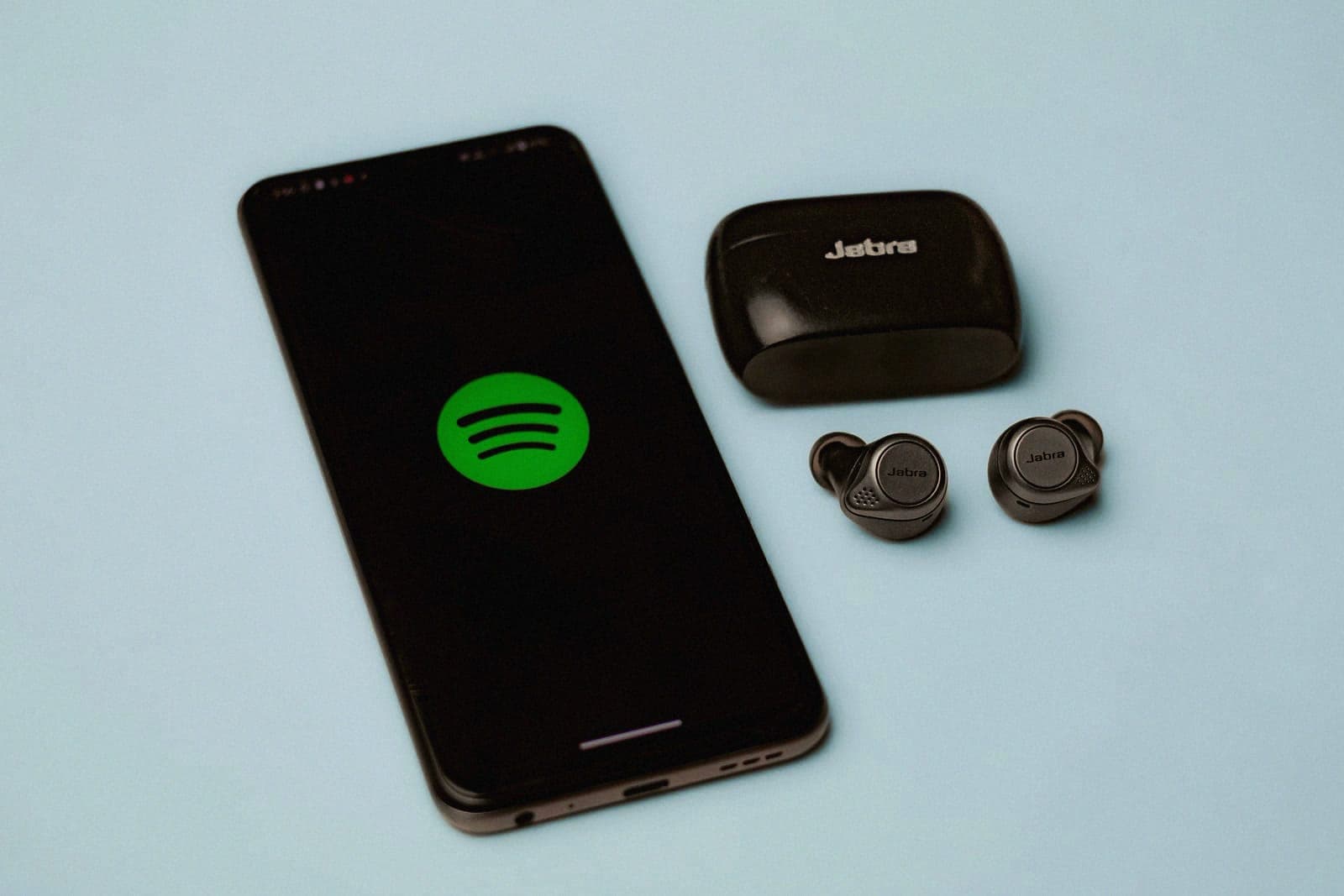 Spotify ha cancellato 75 milioni di brani IA. Ancora non sa dirti quali, tra gli altri, sono falsi.