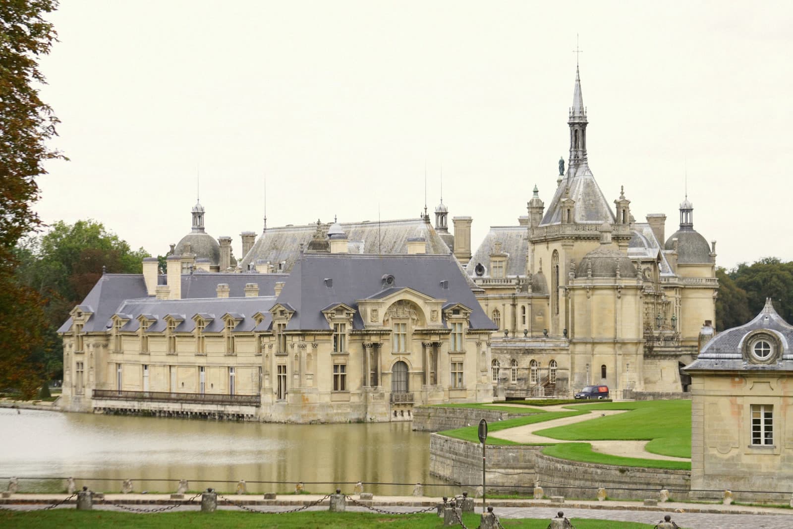 Carl Cox und Mau P machen die Gärten des Château de Chantilly zur Techno-Party für 15.000 Leute