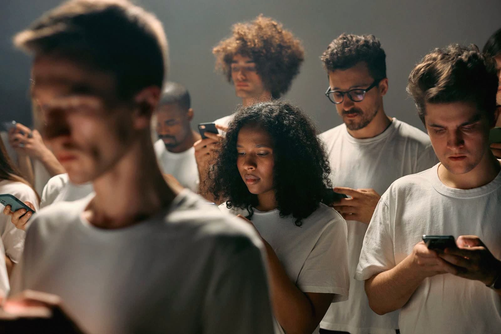 Trend simulation: la agencia que fabrica fans virales, y qué significa para el underground