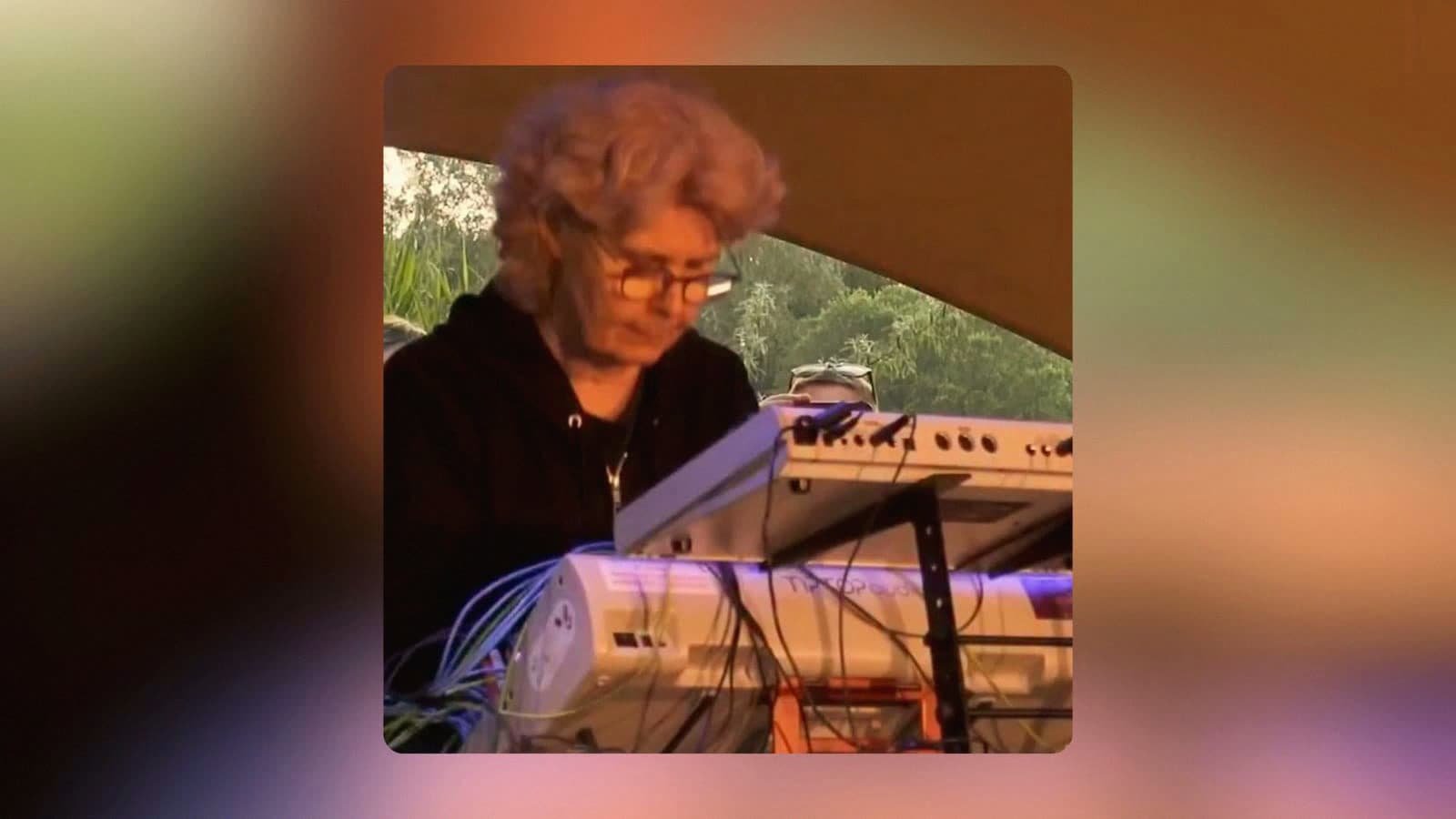 The Tunegirl a 63 ans, elle est autodidacte, et elle a joué Awakenings sans ordinateur ni morceaux